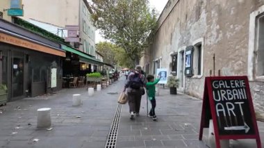 Antibes, Fransa - 14 Temmuz 2025: Bulutlu bir günde insanlar şehrin sokaklarında yürüyor