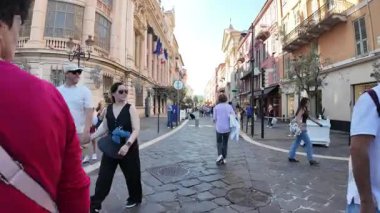 Güzel, Fransa - 16 Temmuz 2025: Güneşli bir günde insanlar şehrin sokaklarında yürüyor