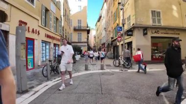 Güzel, Fransa - 16 Temmuz 2025: Güneşli bir günde insanlar şehrin sokaklarında yürüyor