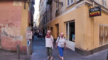 Güzel, Fransa - 16 Temmuz 2025: Güneşli bir günde insanlar şehrin sokaklarında yürüyor