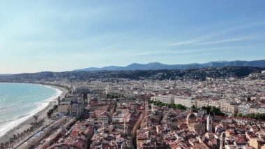Nice 'in havadan görünüşü, Fransa' nın kırmızı kiremitli çatıları, süpürücü hangarı ve dağ zeminiyle