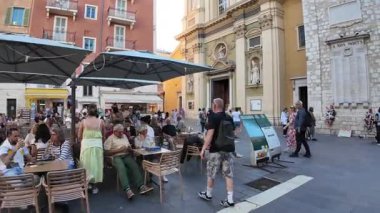 Güzel, Fransa - 16 Temmuz 2025: Güneşli bir günde insanlar şehrin sokaklarında yürüyor