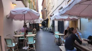 Güzel, Fransa - 16 Temmuz 2025: Güneşli bir günde insanlar şehrin sokaklarında yürüyor