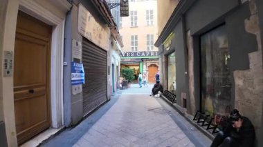 Güzel, Fransa - 16 Temmuz 2025: Güneşli bir günde insanlar şehrin sokaklarında yürüyor