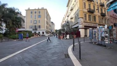 Güzel, Fransa - 16 Temmuz 2025: Güneşli bir günde insanlar şehrin sokaklarında yürüyor