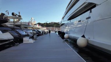 La Condamine, Monaco - 18 Temmuz 2025: Lüks yatlar ve yelkenli tekneler limana yanaştı