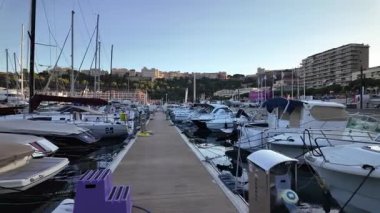 La Condamine, Monaco - 8 Temmuz 2025: Gemiler Hercule Limanı 'na yanaştı