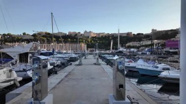 La Condamine, Monaco - 18 Temmuz 2025: Lüks yatlar ve yelkenli tekneler limana yanaştı