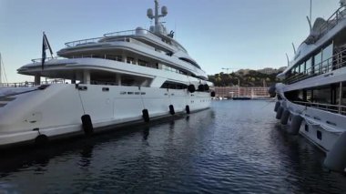 La Condamine, Monaco - 8 Temmuz 2025: Gemiler Hercule Limanı 'na yanaştı