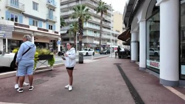 Monako Şehri, Monako - 8 Temmuz 2025: Gündüz vakti şehrin sokaklarında bir gezinti