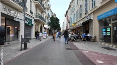 Monako Şehri, Monako - 8 Temmuz 2025: Gündüz vakti şehrin sokaklarında bir gezinti