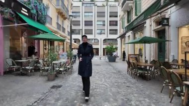 Monako Şehri, Monako - 8 Temmuz 2025: Gündüz vakti şehrin sokaklarında bir gezinti