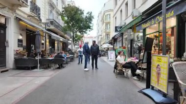 Monako Şehri, Monako - 8 Temmuz 2025: Gündüz vakti şehrin sokaklarında bir gezinti