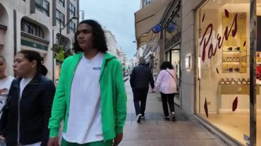 Monako Şehri, Monako - 8 Temmuz 2025: Gündüz vakti şehrin sokaklarında bir gezinti