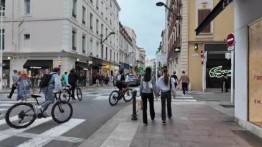 Monako Şehri, Monako - 8 Temmuz 2025: Gündüz vakti şehrin sokaklarında bir gezinti