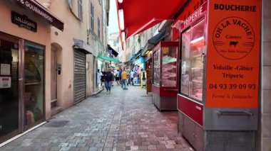 Monako Şehri, Monako - 8 Temmuz 2025: Gündüz vakti şehrin sokaklarında bir gezinti