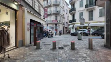 Monako Şehri, Monako - 8 Temmuz 2025: Gündüz vakti şehrin sokaklarında bir gezinti