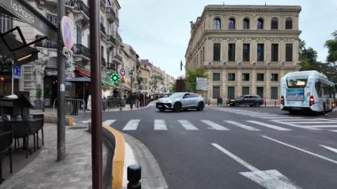 Monako Şehri, Monako - 8 Temmuz 2025: Gündüz vakti şehrin sokaklarında bir gezinti