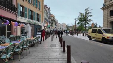 Monako Şehri, Monako - 8 Temmuz 2025: Gündüz vakti şehrin sokaklarında bir gezinti