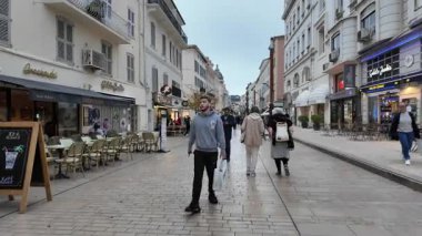 Monako Şehri, Monako - 8 Temmuz 2025: Gündüz vakti şehrin sokaklarında bir gezinti