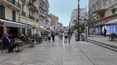 Monako Şehri, Monako - 8 Temmuz 2025: Gündüz vakti şehrin sokaklarında bir gezinti