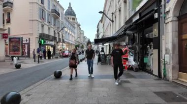 Monako Şehri, Monako - 8 Temmuz 2025: Gündüz vakti şehrin sokaklarında bir gezinti