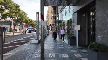 Monako Şehri, Monako - 8 Temmuz 2025: Gündüz vakti şehrin sokaklarında bir gezinti