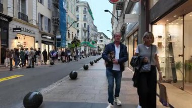 Monako Şehri, Monako - 8 Temmuz 2025: Gündüz vakti şehrin sokaklarında bir gezinti