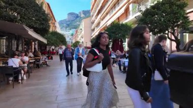 Monako Şehri, Monako - 8 Temmuz 2025: Gündüz vakti şehrin sokaklarında bir gezinti