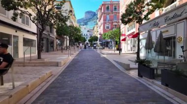 Monako Şehri, Monako - 8 Temmuz 2025: Gündüz vakti şehrin sokaklarında bir gezinti