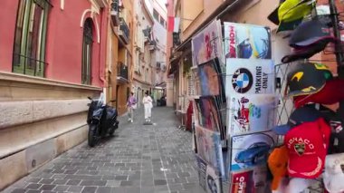 Monako Şehri, Monako - 18 Temmuz 2025: Butiklerle dolu şirin dar bir caddede manzaralı yayalar üzerinde gezinen turistler