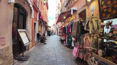Monako Şehri, Monako - 18 Temmuz 2025: Turistler şehrin büyüleyici dar bir caddesinde manzaralı yaya yolunda geziniyorlar