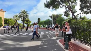 Monte Carlo, Monako - 18 Temmuz 2025: Monako Prensi 'nin Sarayı' nın sarayında yürüyen insanlar