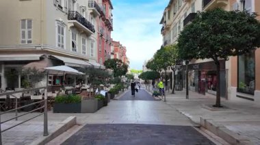 Monako Şehri, Monako - 8 Temmuz 2025: Gündüz vakti şehrin sokaklarında bir gezinti