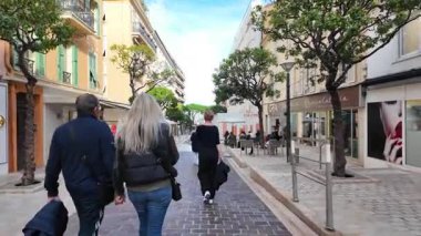 Monako Şehri, Monako - 8 Temmuz 2025: Gündüz vakti şehrin sokaklarında bir gezinti