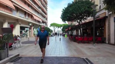 Monako Şehri, Monako - 8 Temmuz 2025: Gündüz vakti şehrin sokaklarında bir gezinti