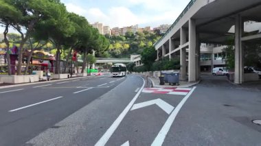 Monako Şehri, Monako - 8 Temmuz 2025: Arabalar gün ışığında şehrin sokaklarında hareket ediyor