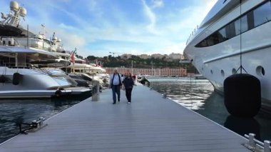 La Condamine, Monaco - 8 Temmuz 2025: Gemiler Hercule Limanı 'na yanaştı