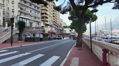 Monako Şehri, Monako - 8 Temmuz 2025: Gündüz vakti şehrin sokaklarında bir gezinti