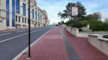 Monako Şehri, Monako - 18 Temmuz 2025: Turistler ve arabalar, güneşli bir günde Akdeniz manzarasının tadını çıkararak rıhtımdaki yayalar boyunca ilerliyorlar