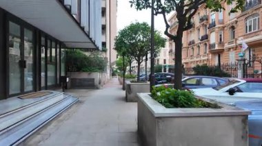 Monaco City, Monako - 8 Temmuz 2025: Şehrin sokaklarında gün ışığında park halindeki araçlarla bir yürüyüş