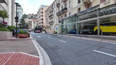 Monaco City, Monako - 8 Temmuz 2025: Şehrin sokaklarında gün ışığında park halindeki araçlarla bir yürüyüş