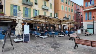 Villefranche-sur-Mer, Fransa - 18 Temmuz 2025: Renkli binalarla kaplı şehir sokaklarının manzarası