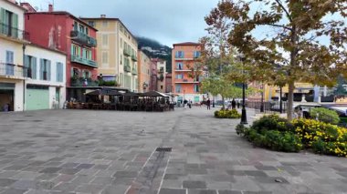 Villefranche-sur-Mer, Fransa - 18 Temmuz 2025: Renkli binalarla kaplı şehir sokaklarının manzarası