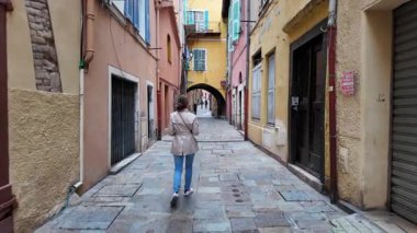 Villefranche-sur-Mer, Fransa - 18 Temmuz 2025: Renkli binalarla dolu şehir sokaklarının manzarası