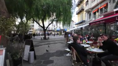 Güzel, Fransa - 20 Temmuz 2025: Güneşli bir günde insanlar şehrin sokaklarında yürüyor