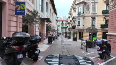 Monaco City, Monako - 8 Temmuz 2025: Şehrin sokaklarında gün ışığında park halindeki araçlarla bir yürüyüş