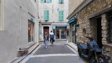 Antibes, Fransa - 20 Temmuz 2025: Bulutlu bir günde insanlar şehrin sokaklarında yürüyor