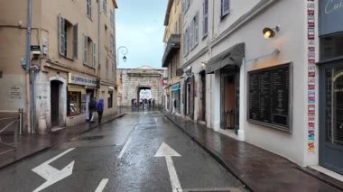 Antibes, Fransa - 20 Temmuz 2025: İnsanlar yağmur altında şehrin sokaklarında yürüyor