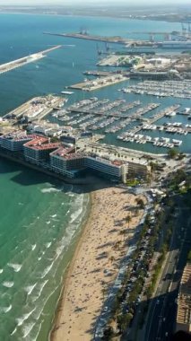 Alicante Limanı 'nın ve gün ışığında şehirdeki binaların insansız hava aracı görüntüsü. Dikey